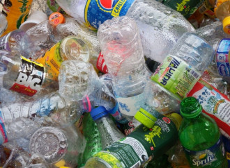 Plastica: prima amata, poi odiata, ma sempre utile