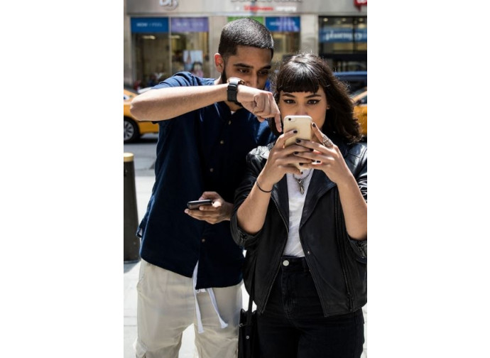 Giocando a Pokemon Go per le strade di NY
