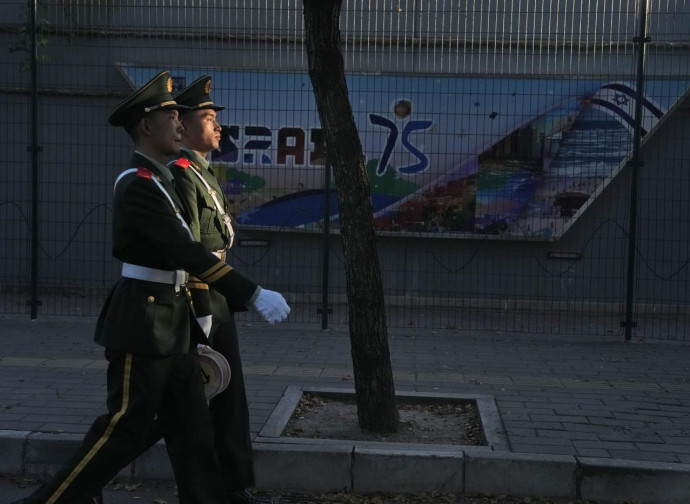Polizia cinese presidia l'ambasciata di Israele Polizia cinese presidia l'ambasciata di Israele