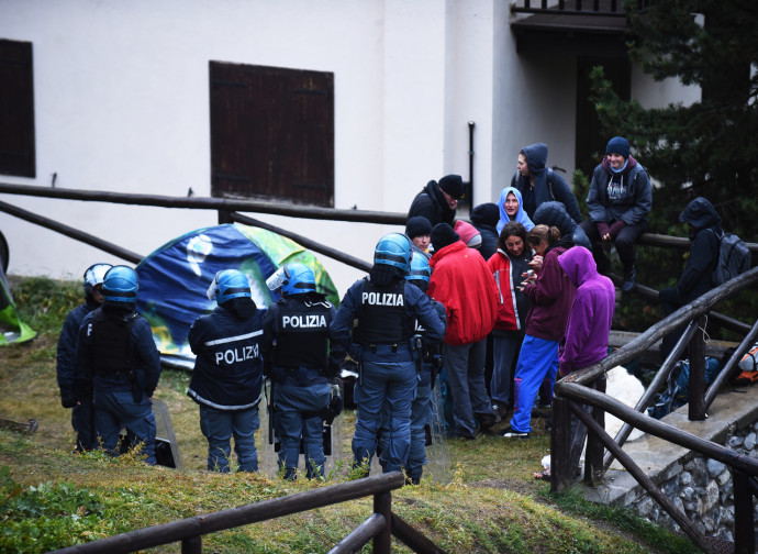 Polizia e no borders a Claviere Polizia e no borders a Claviere