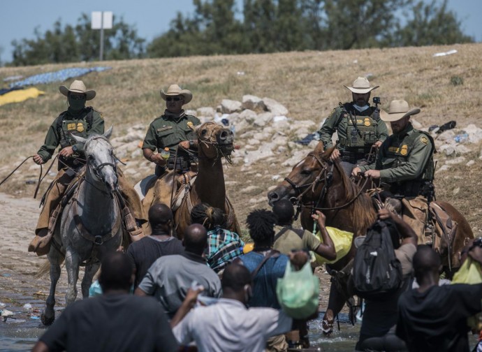 Polizia a cavallo texana ferma emigranti haitiani al confine