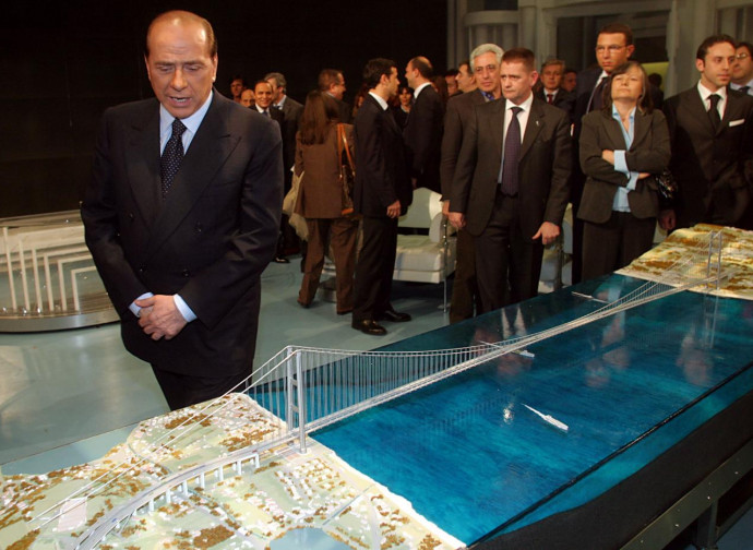 Anno 2004, Berlusconi presentava il progetto del Ponte di Messina Anno 2004, Berlusconi presentava il progetto del Ponte di Messina