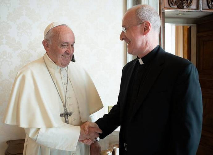 Il Papa con padre James Martin