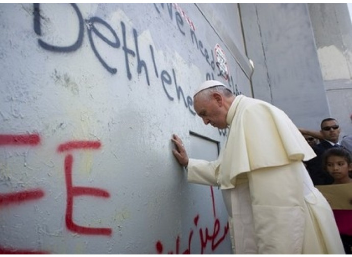 Papa Francesco prega davanti al muro di Betlemme Papa Francesco prega davanti al muro di Betlemme