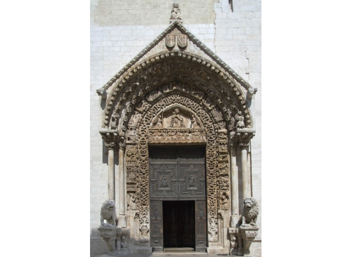Il portale della cattedrale di Altamura Il portale della cattedrale di Altamura