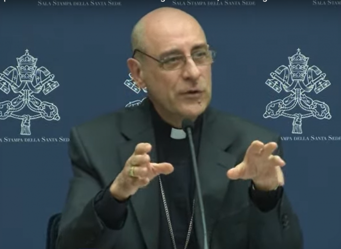 Card. Victor Fernández, durante la conferenza stampa di presentazione di Dignitas infinita (screenshot da video Vatican News)