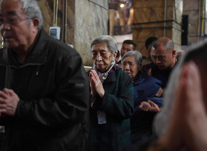 Cina, cattolici in preghiera Cina, cattolici in preghiera