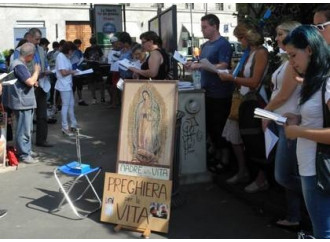 «Io, convertita dopo tre aborti
Ecco perché dico il rosario davanti alle cliniche»