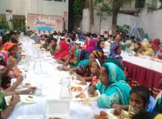L’YMCA di Dacca ha offerto il banchetto di fine Ramadan ai musulmani poveri