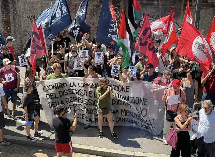 La manifestazione sotto la sede di Libero e del Giornale La manifestazione sotto la sede di Libero e del Giornale