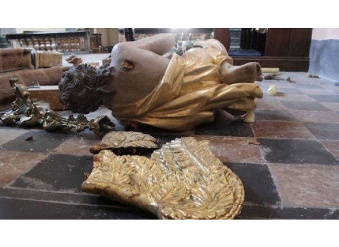 Profanazione di una chiesa in Francia Profanazione di una chiesa in Francia