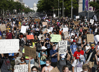 Usa, la rivolta, le mistificazioni e il Covid che scompare