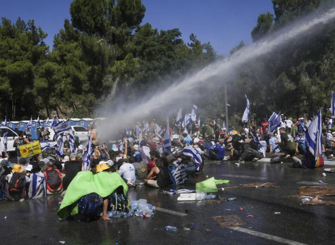 Protesta a Tel Aviv, accolta con gli idranti