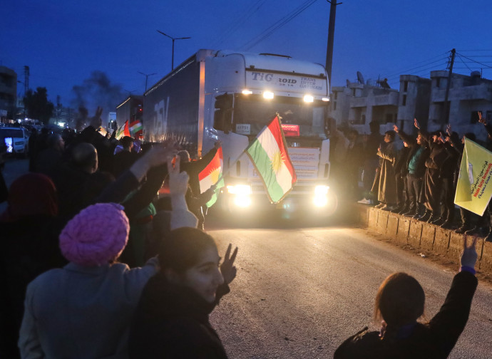 Aiuti umanitari a Qamishli, accolti dai curdi (AP)
