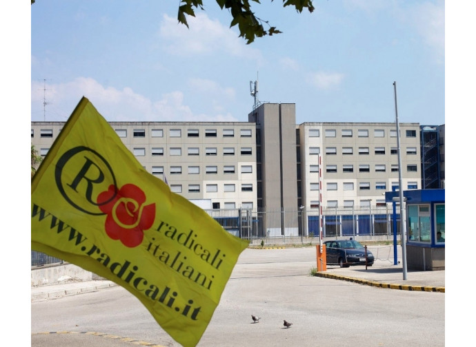 Un picchetto radicale davanti alle carceri Un picchetto radicale davanti alle carceri