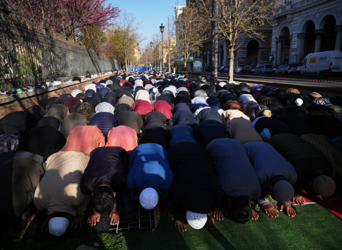 Musulmani a Roma, in preghiera per Eid al-Fitr (La Presse)