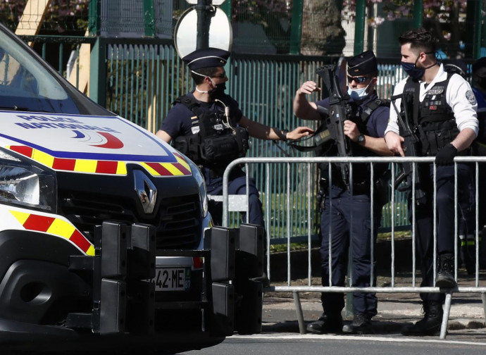 Rambouillet, posto di blocco dopo l'attentato Rambouillet, posto di blocco dopo l'attentato