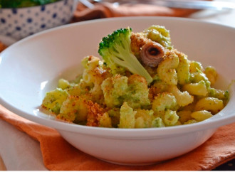 Pasta con broccoli e briciole di pane