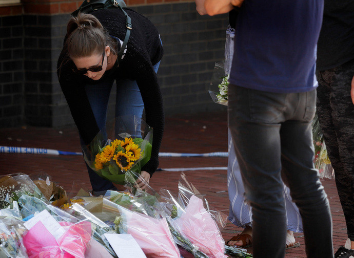 Fiori deposti sul luogo della strage a Reading