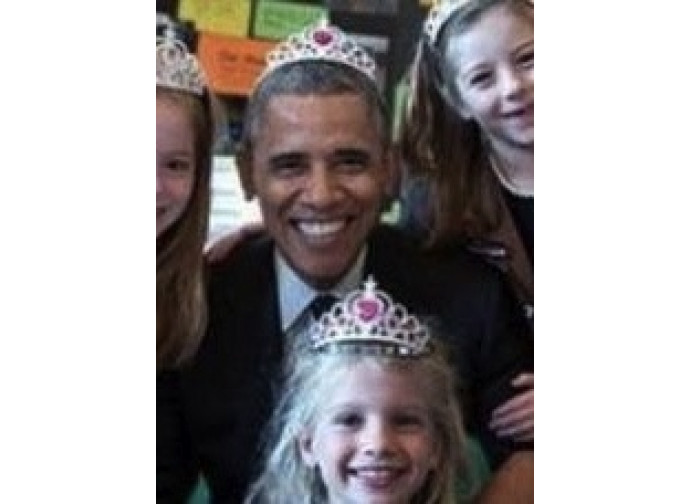 Il presidente Obama con la coroncina