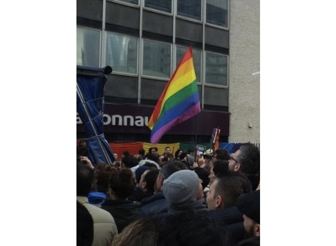 Manifestanti gay davanti al Palazzo della Regione Lombardia Manifestanti gay davanti al Palazzo della Regione Lombardia