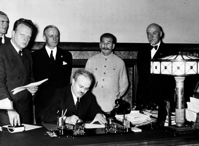 La firma del Ribbentrop-Molotov La firma del Ribbentrop-Molotov