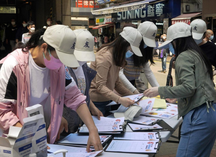 Hong Kong, attivisti filo-Pechino raccolgono firme per la riforma Hong Kong, attivisti filo-Pechino raccolgono firme per la riforma