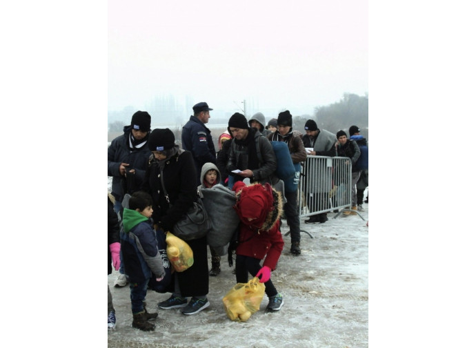 Migranti al confine con la Serbia Migranti al confine con la Serbia