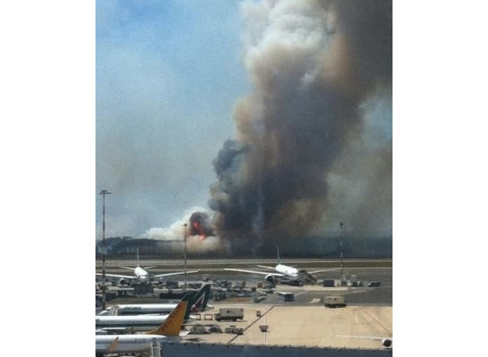 Le fiamme assediano l'aeroporto di Fiumicino Le fiamme assediano l'aeroporto di Fiumicino