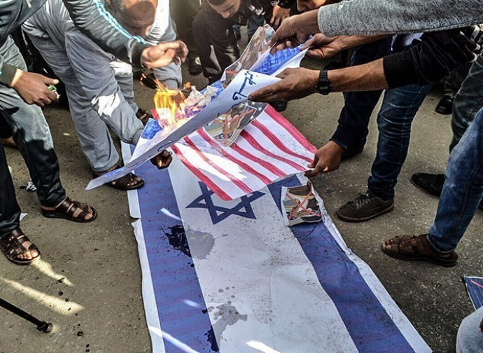 Rogo islamico delle bandiere americana e israeliana