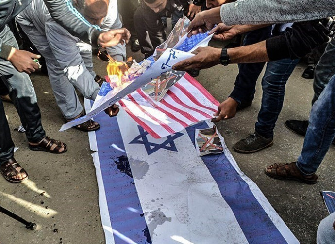 Rogo islamico delle bandiere americana e israeliana Rogo islamico delle bandiere americana e israeliana