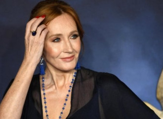 Killer travestito da donna. Bufera sulla Rowling