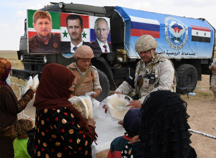 Russi (e ceceni) distribuiscono aiuti in Siria Russi (e ceceni) distribuiscono aiuti in Siria