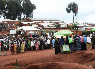 Rwanda, la polizia spara sui rifugiati che protestano per il cibo