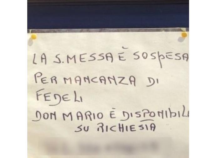 Il cartello appeso fuori dalla chiesa