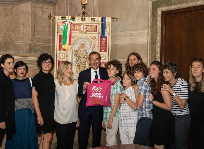 Il sindaco milanese Sala con le coppie lesbiche registrate come doppie madri