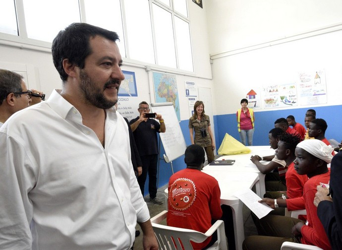 Il ministro Salvini bel centro di accoglienza di Pozzallo Il ministro Salvini bel centro di accoglienza di Pozzallo