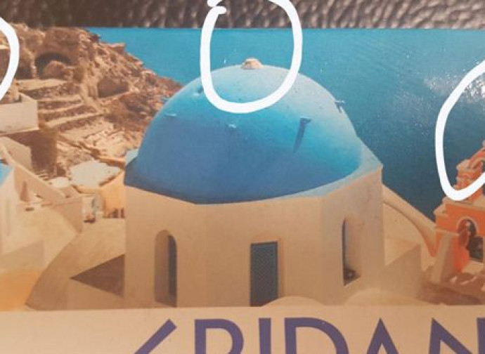 Croci sparite dalla foto di Santorini della Lidl Croci sparite dalla foto di Santorini della Lidl