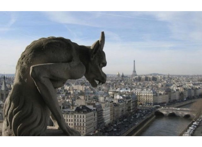 Statua demoniaca della cattedrale di Nôtre Dame di Parigi Statua demoniaca della cattedrale di Nôtre Dame di Parigi