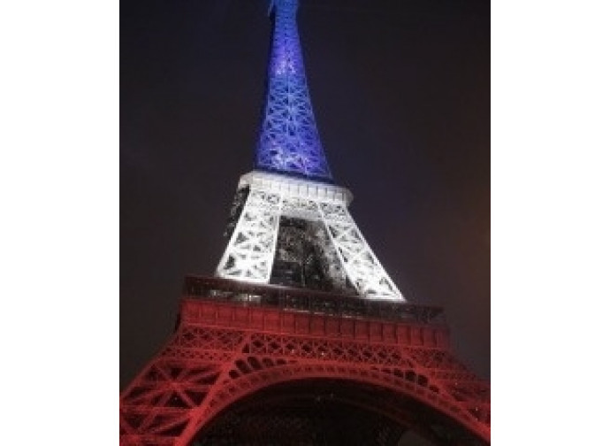 La Tour Eiffel illuminata con i colori nazionali