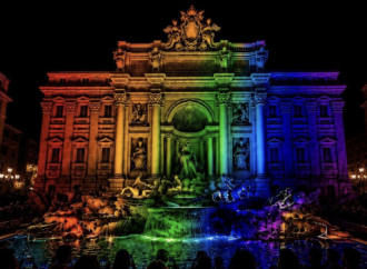 Giuli tinge di arcobaleno (a sua insaputa) la Fontana di Trevi