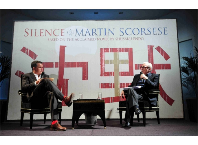 Martin Scorsese (a destra) presenta Silence