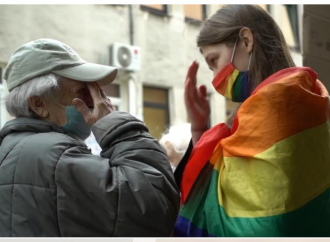 Anziana piange per l'attivista Lgbt e ci insegna a lottare