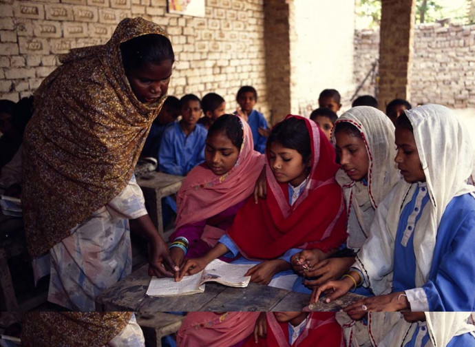 Bambine in una scuola informale in Pakistan Bambine in una scuola informale in Pakistan