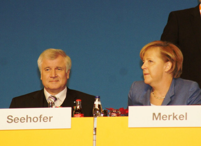 Seehofer (ministro dell'Interno) e Merkel (cancelliere)
