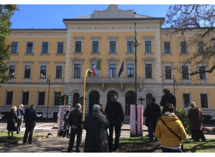 Sentinelle in Piedi protestano per la sentenza di Trento