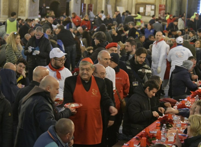 Il cardinal Sepe serve la mozzarella in Cattedrale