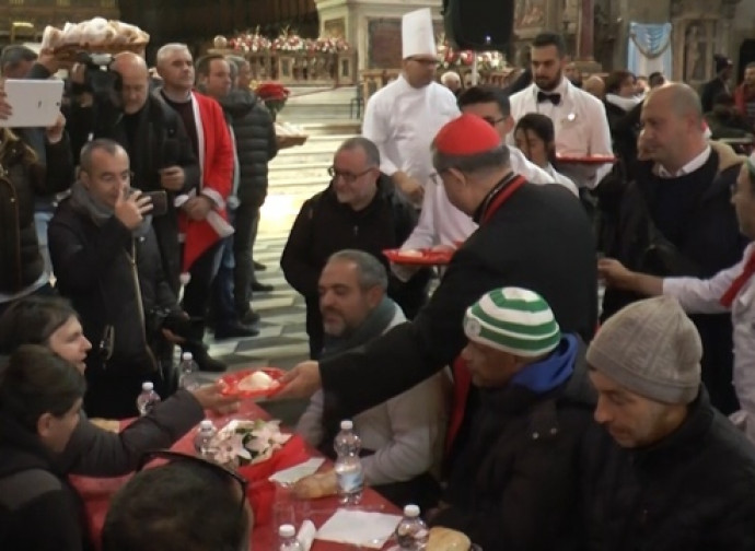 Il cardinal Sepe serve il pranzo in Cattedrale per il terzo anno consecutivo Il cardinal Sepe serve il pranzo in Cattedrale per il terzo anno consecutivo