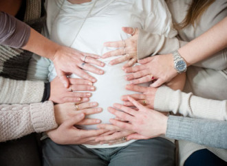 Utero in affitto con bimbo finto morto per non darlo a coppia gay