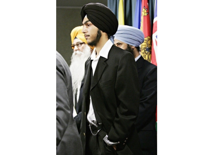 Un sikh con kirpan alla cintola Un sikh con kirpan alla cintola
